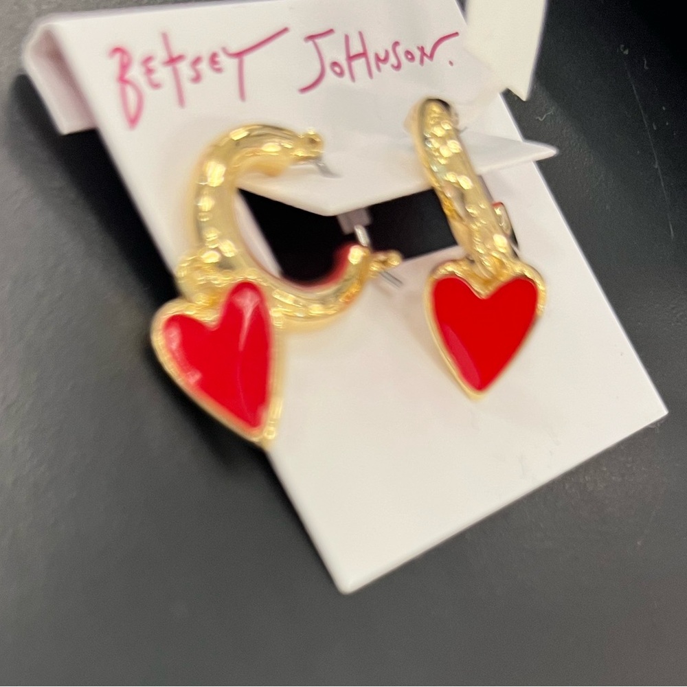 NWT ⚜️♥️⚜️ Betsey Johnson cute gold hoop earrings with dangling red heart - Picture 13 of 16